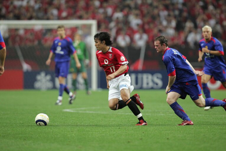 2005年、浦和レッズ対マンチェスター・ユナイテッド戦で長谷部誠と対峙したルーニー　©︎Shigeki Yamamoto