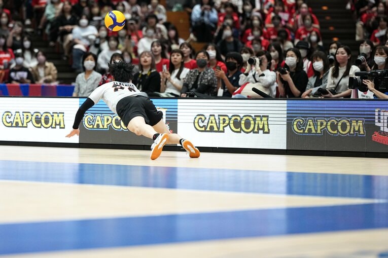 脅威的なプレーで観客を沸かせるリベロ山本智大（28歳）©︎AFLO SPORT