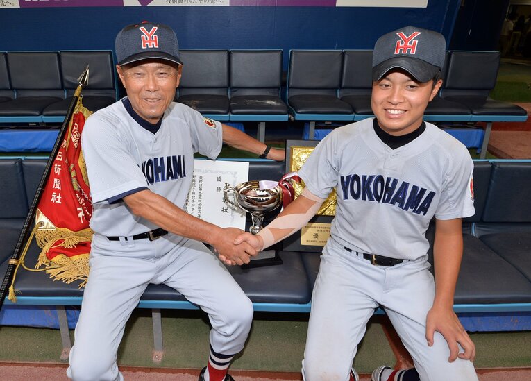 甲子園出場を決め、祖父である渡辺監督を握手　©Sankei Shimbun