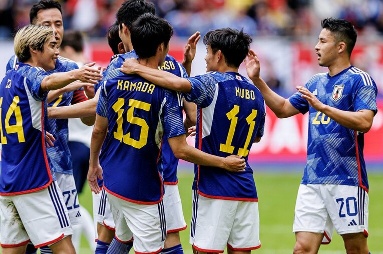 肩を組む鎌田大地と久保建英　©Kiichi Matsumoto