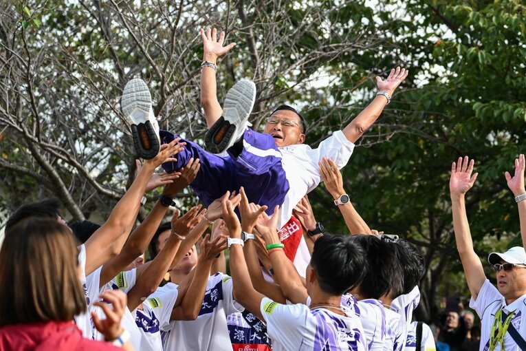 昨年の箱根に続けての胴上げとなった大八木総監督　©Nanae Suzuki