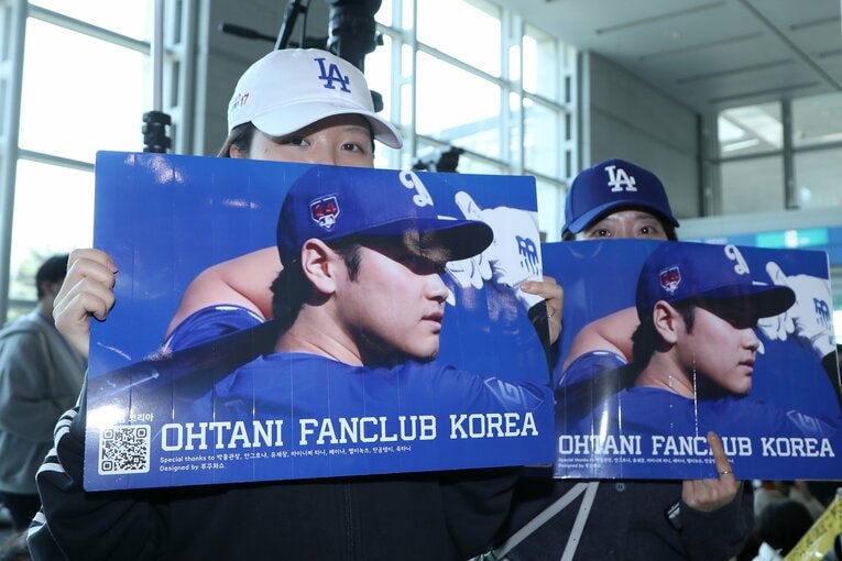 空港にかけつけたファン　©Getty Images