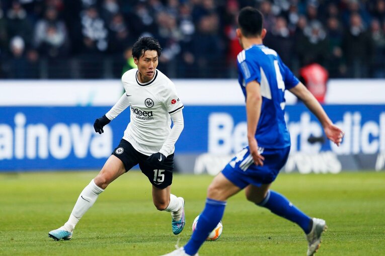 「1年前はJ2→ドイツ5部」上月壮一郎22歳の堂々1部デビュー…長谷部誠と握手、鎌田大地vs吉田麻也のW杯組対決も〈現地撮影〉(28)