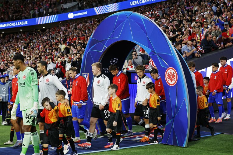 「ドウアンを撮りに来たんだろ？」CL大量失点に少しイラ立った後のブラジル撃破「僕がWBにいたままで」万能の日本代表MF堂安律は欧州でも評判(3)