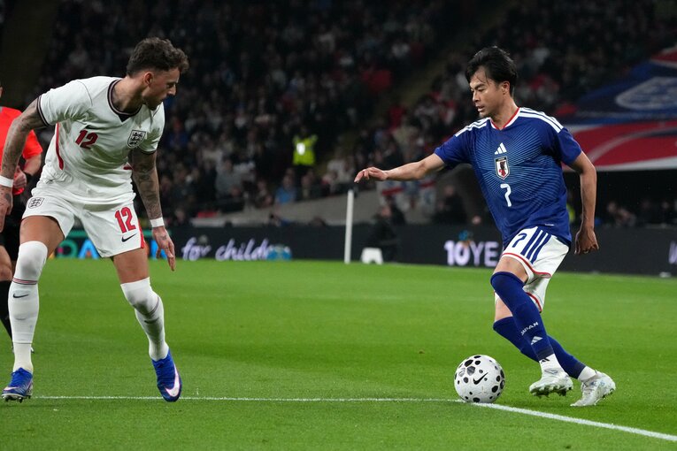 ベン・ホワイト相手に仕掛ける三笘（写真は右に続きます）　©Getty Images