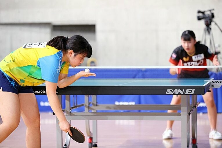 張本美和と対戦する平野亜子（手前）　©Naoki Nishimura/AFLO SPORT