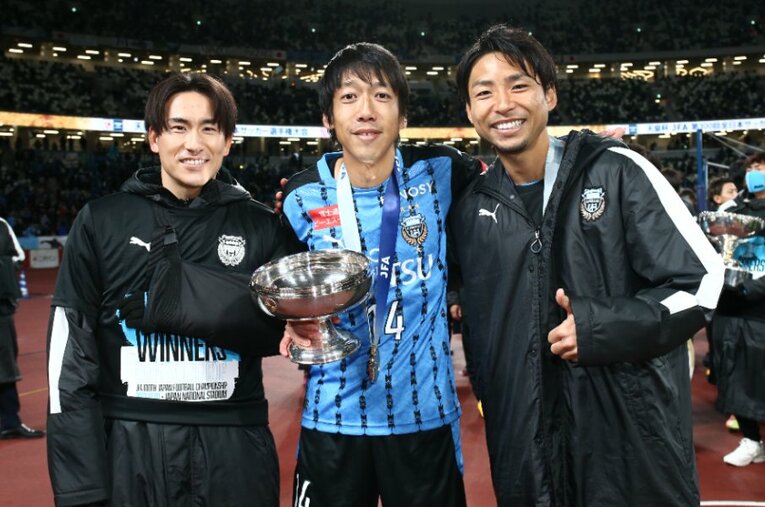 2021年元日の天皇杯決勝で中村憲剛、登里享平と喜び合う小林悠。このとき中村が着ていたユニフォームは小林が譲り受けたという ／ photograph by JFA/AFLO