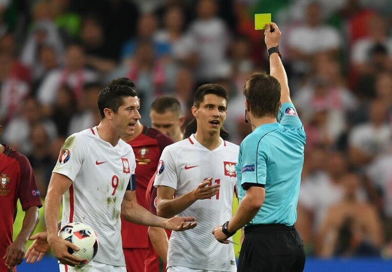 英雄レバンドフスキとともに主審に抗議する場面もあったカプストカ©Getty Images