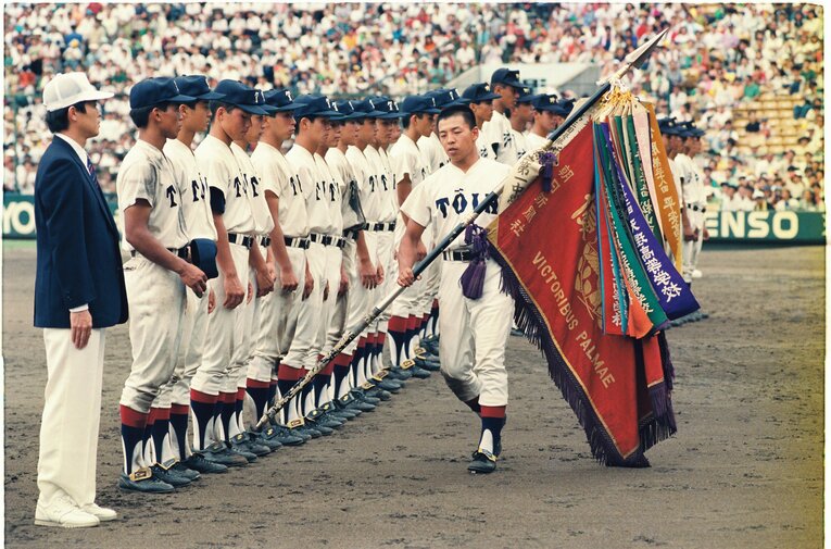 優勝旗を持つ玉山主将　©Asahi Shimbun