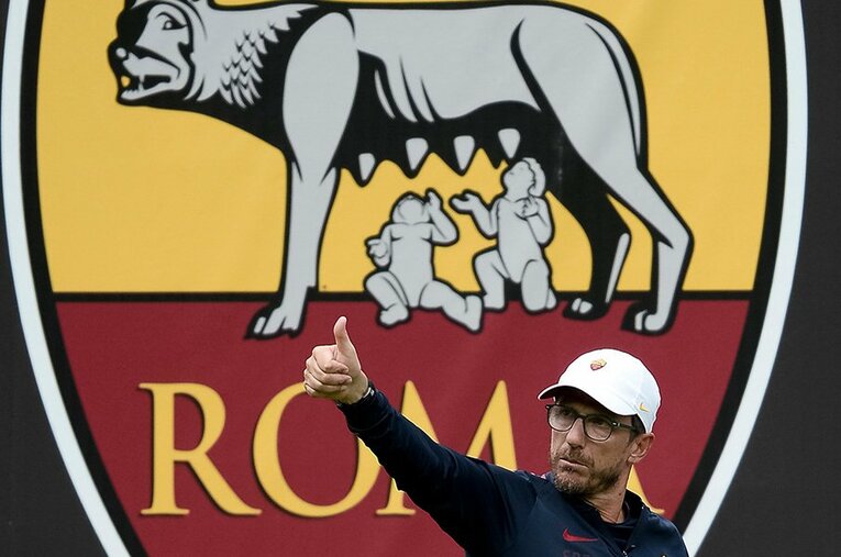 ローマのエンブレムのもと指揮を執るディフランチェスコ監督。その熱血指導はロマニスタに希望を与える。 ／ photograph by Getty Images