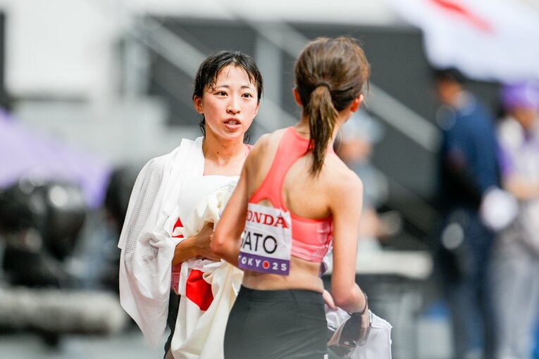 同じくマラソン代表の佐藤早也伽とゴール後に談笑する場面もあった　©︎Nanae Suzuki