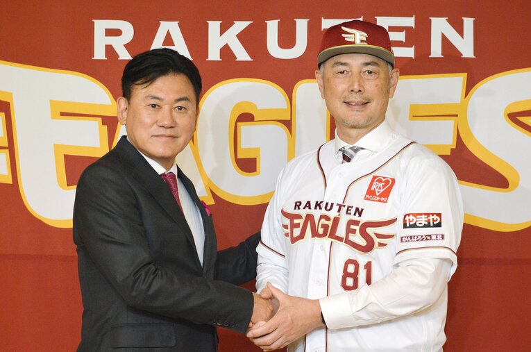 楽天監督に就任した吉井理人氏（右）と三木谷浩史オーナー ／ photograph by JIJI PRESS