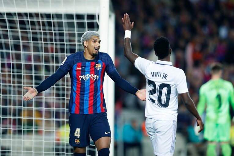 「バルサがメッシ退団後初のリーガ制覇」間近なクラシコの“喜びと憎しみ、一瞬のリスペクト”を撮った「18歳ガビが倒れたレアルDFを…」(29)