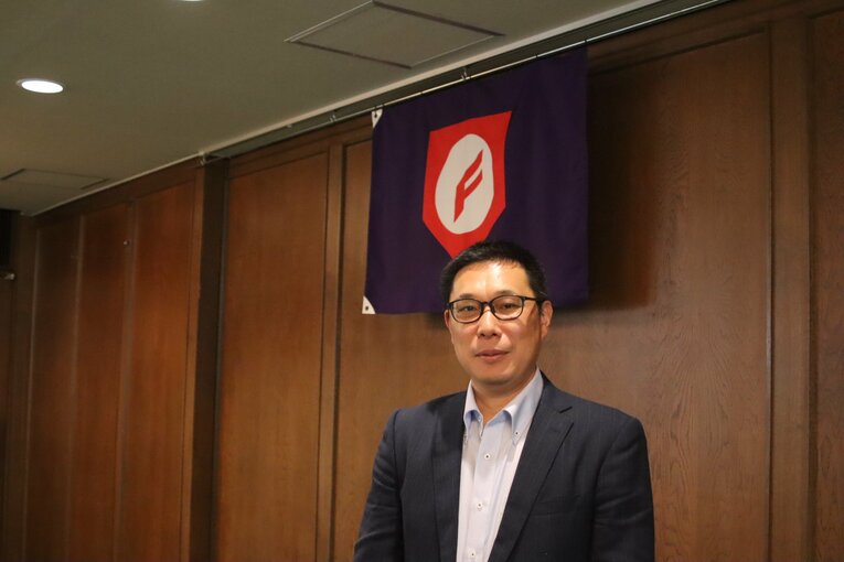 取材に応じた井本事務局長　©Kou Hiroo