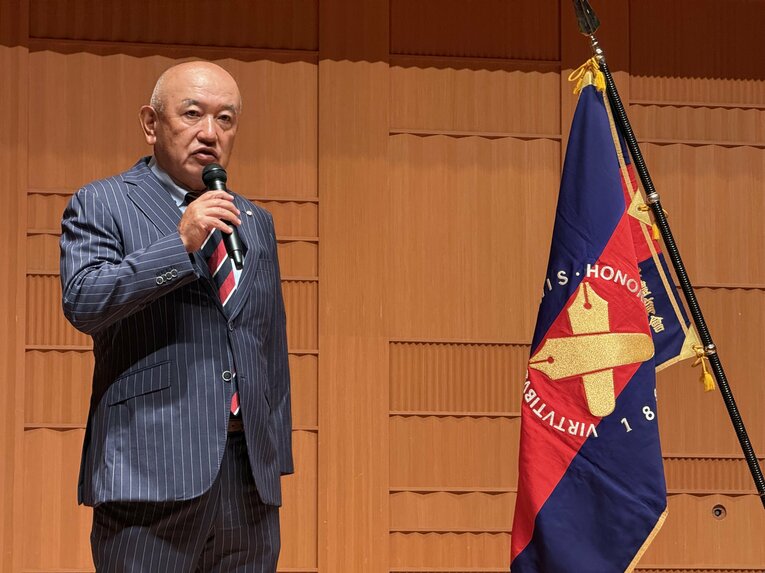 10月24日のドラフト会議終了後の様子。清原正吾に代わり堀井監督がメディアに対応した ©Yuji Yanagawa