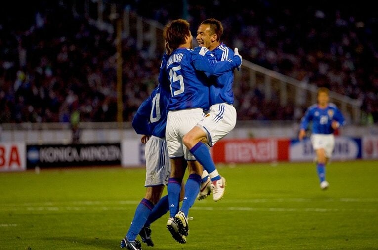 抱き合う福西崇史（左）と中田英寿（2006ドイツW杯　アジア最終予選　イラン戦） ／ photograph by Naoya Sanuki