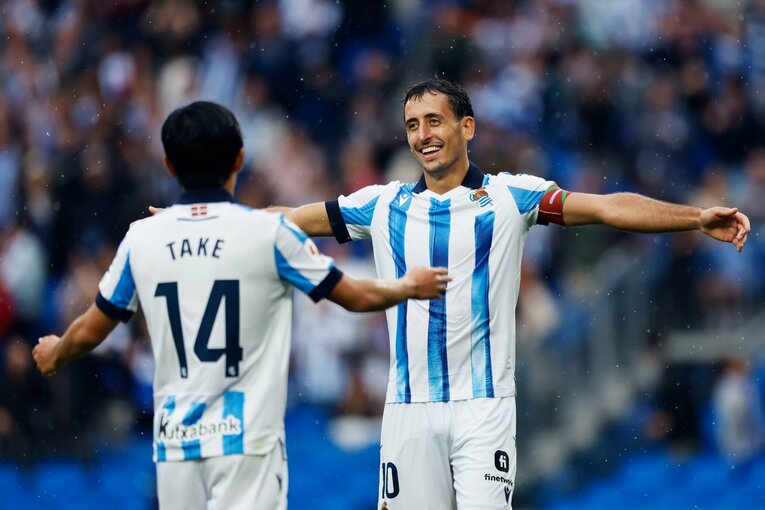 オウンゴールとなったものの、主将オヤルサバルとも嬉しそう