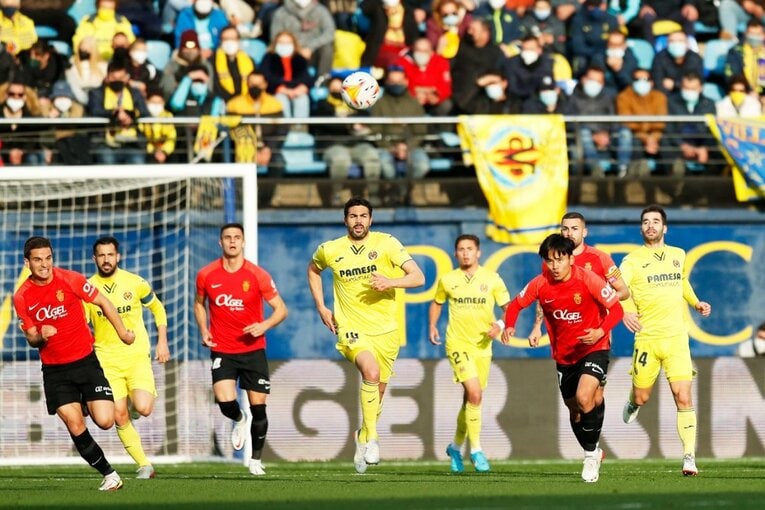 久保建英がエメリ戦術にハメられた？ “代表前の古巣ビジャレアル戦”撮影カメラマンが見た苦闘の要因〈少年ファンはユニをおねだり〉(18)