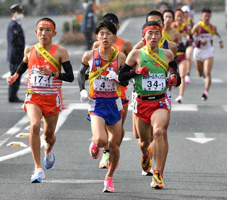 一昨年の都大路、一番左が吉岡　©JIJI PRESS