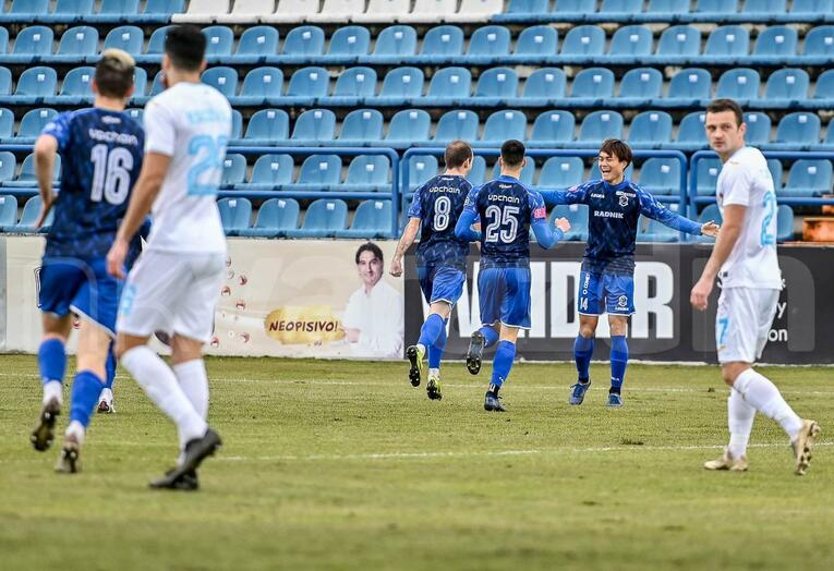 リエカ戦でクロアチア初ゴールを決めてチームメイトと喜ぶ浦田樹　©Siniša Sović / NK Varaždin