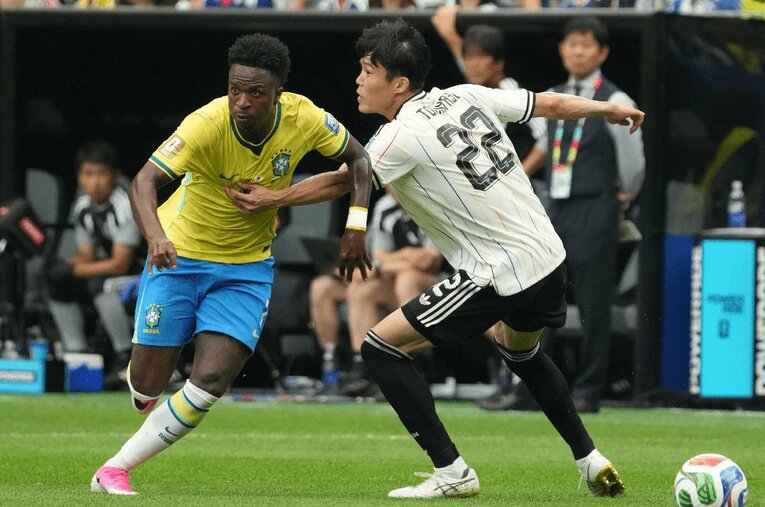 ワンタッチで冨安健洋の股を抜き、前進するヴィニシウス。ゴール前で佐野海舟と谷口彰悟をかわしてシュートに持ち込んだ ／ photograph by Masahi Hara