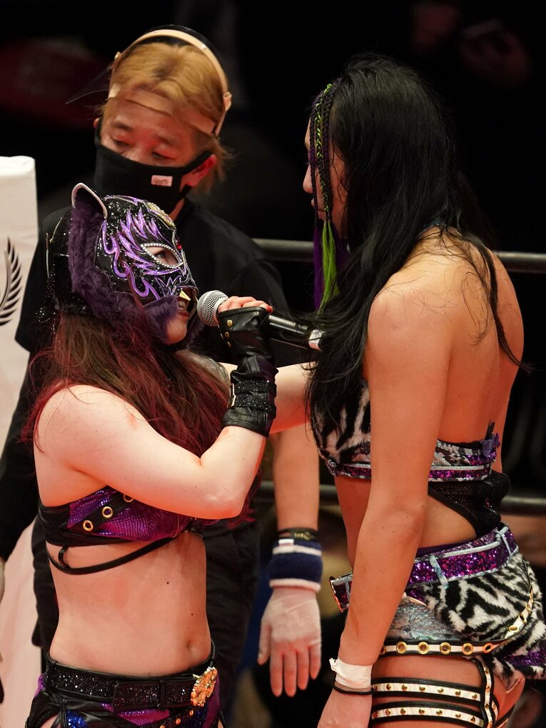 マイクで野崎渚を挑発するスターライト・キッド