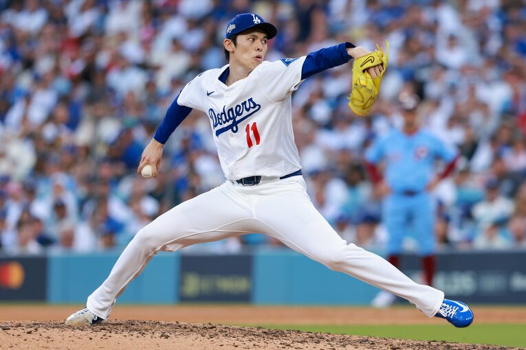 躍動感のある佐々木朗希の投球フォーム　©Getty Images