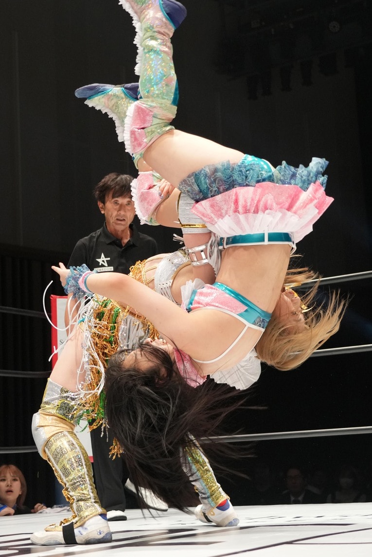 上谷沙弥のスープレックスを浴びる玖麗さやか　©Essei Hara