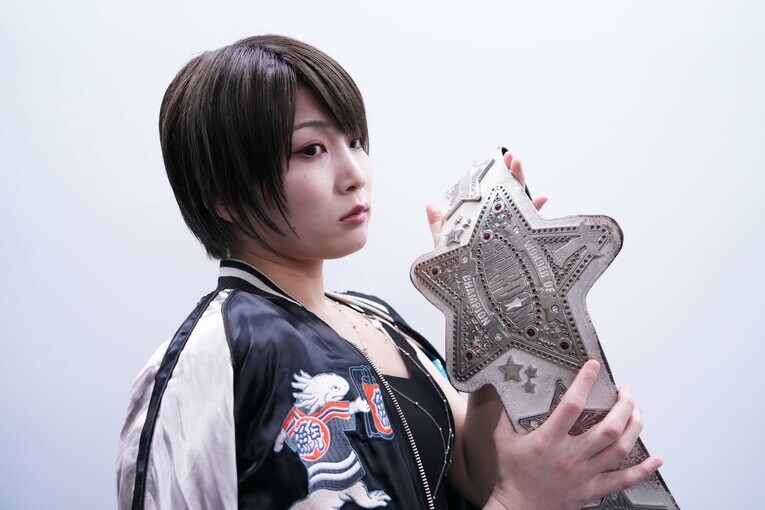 スターダムの白いベルトを保持する安納サオリ　©Essei Hara