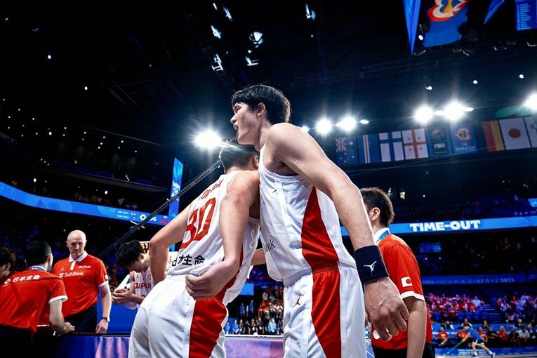 胸を突き合わせて喜ぶ富永啓成と渡邊雄太　©FIBA