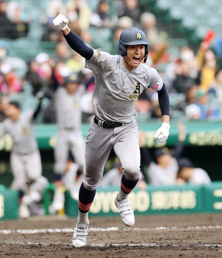 初戦の京都国際戦はサヨナラで勝利。写真はサヨナラ打の伊藤英司　©JIJI PRESS