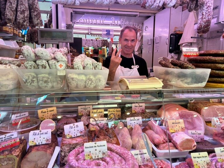 豚肉がズラリと並ぶイブさんのお店