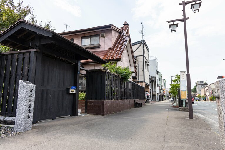 花巻駅から徒歩15分ほど、宮沢賢治生家跡がある