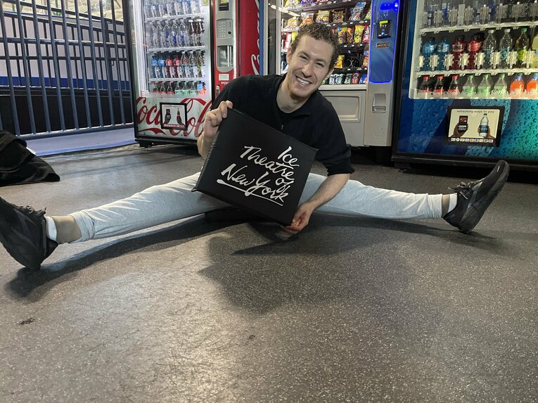 柔軟な身体を生かしたポーズに応じるジェイソン　©Akiko Tamura