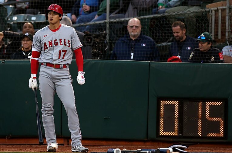 大谷翔平の試合を見ているとよく目にしたピッチクロック。日本プロ野球でもやはり導入の必要性がある？ ／ photograph by Ezra Shaw/Getty Images