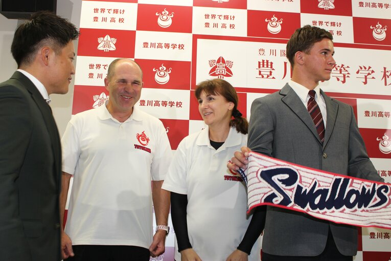 モイセエフのプロ入りを支えた父セルゲイさん、母アンナさんと長谷川監督　©NumberWeb