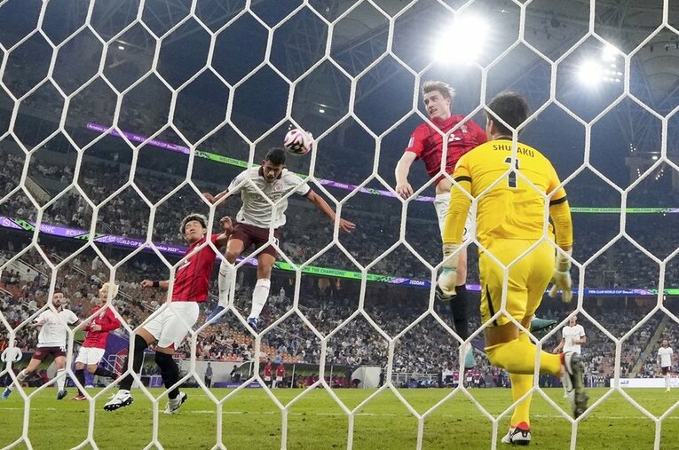 マンチェスター・シティと浦和レッズのクラブW杯準決勝。圧倒的な資金力と人材を誇る欧州メガクラブ相手に、Jクラブは今後どう処していくべきか ／ photograph by AP/AFLO