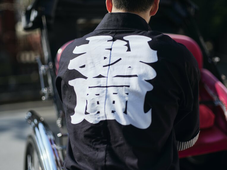 松風の腹掛けは渋い黒地に白文字のシンプルなデザイン。「この色合いも好きなんですよ」と児玉さん　©︎Yuki Suenaga