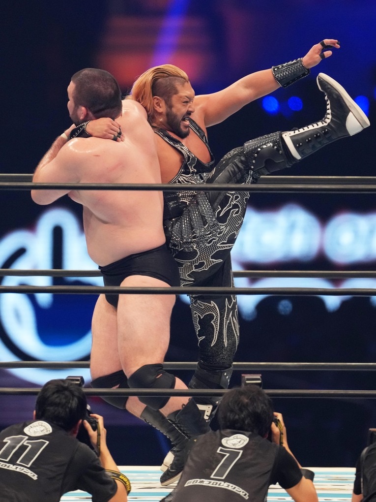 EVILが変形の大外刈りを狙うがウルフアロンが投げにいく　©Essei Hara