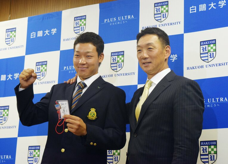 2016年の阪神ドラフト1位指名だった大山と当時の金本知憲監督　©︎JIJI PRESS