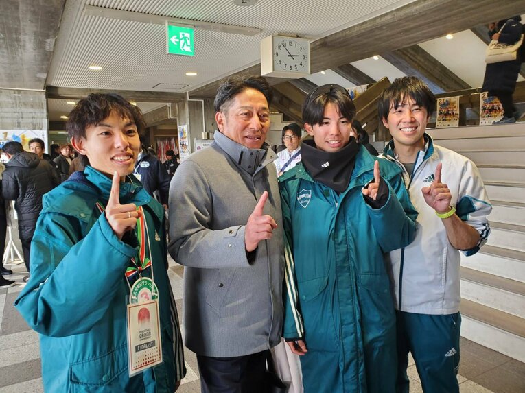 別大マラソン後に選手たちと写真に納まる原監督　©NumberWeb