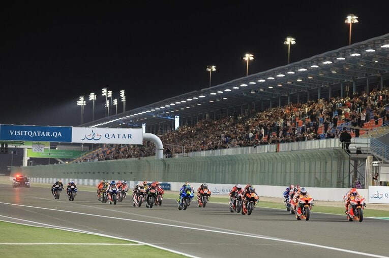 レーススタート直後は、各車ホールショットデバイスが効いて車高が下がっている　photograph by Satoshi Endo