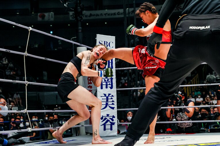 アナスタシアの顔面を捉えたRENAの強烈なハイキック　©RIZIN FF Susumu Nagao