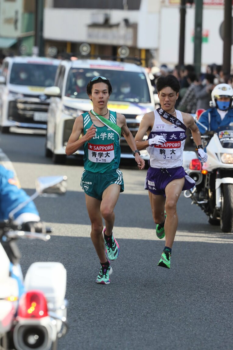 鈴木は青学の太田蒼生に追いつかれながら、並走。太田はサングラスを取り、ラストスパート　©JMPA