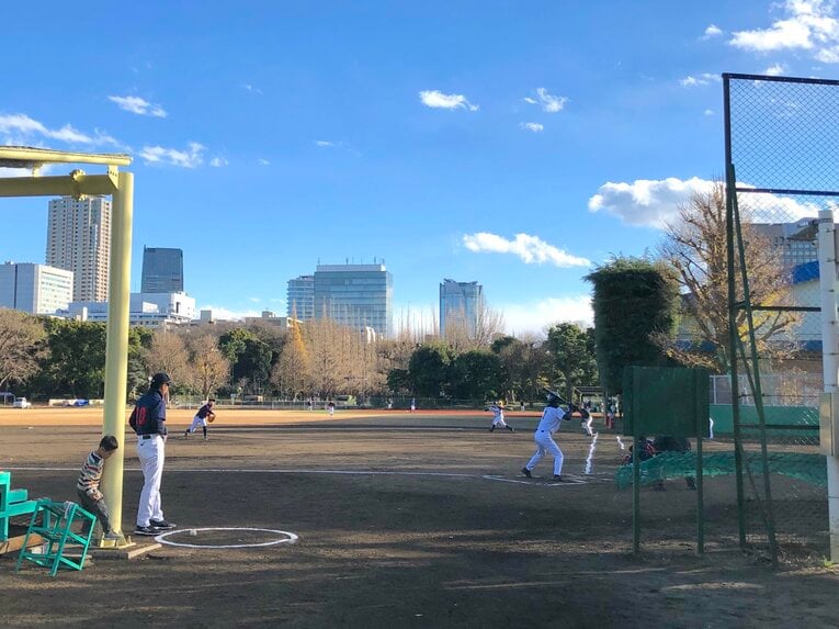 「桜球場」で試合を楽しむ人々。タイミングによっては、ライトのすぐ背後でプロ選手たちが練習をする　©Kenichiro Tazawa