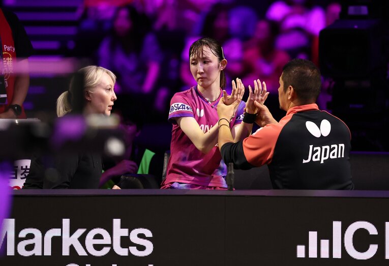 張本美和戦でメディカルタイムアウトを取る早田ひなの実際の写真【スワイプするとそのほかの写真もご覧になれます】©JIJI PRESS