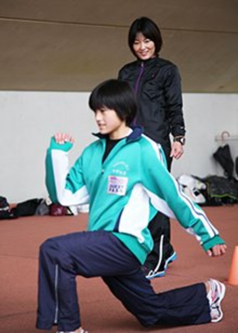 地元中学生を直々に指導している岡井衛里選手。将来の夢は五輪代表選手！