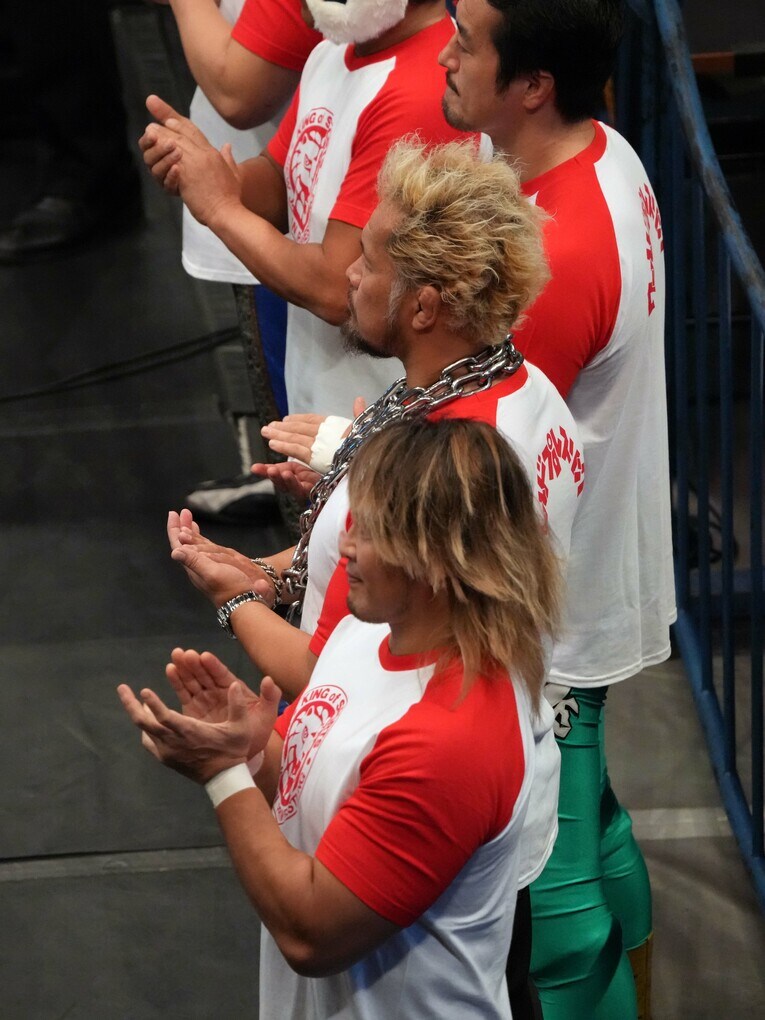 リングの周りに並ぶ新日本プロレスの選手たち