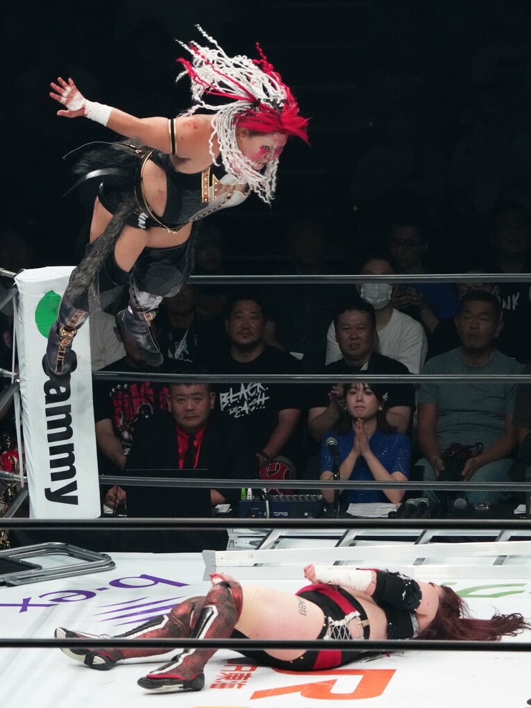 コーナーからダイブした刀羅ナツコだが鈴季すずにかわされる　©Essei Hara