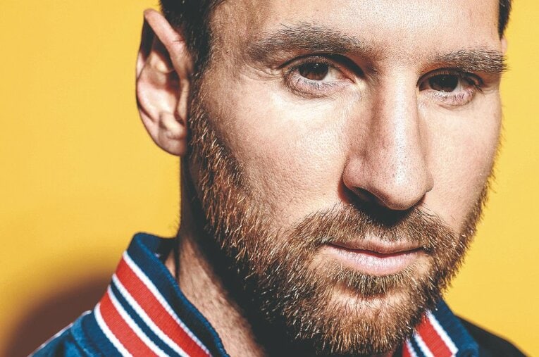 『フランス・フットボール』誌のバロンドール特集の目玉記事として単独インタビューに応じたメッシ ／ photograph by L’Équipe